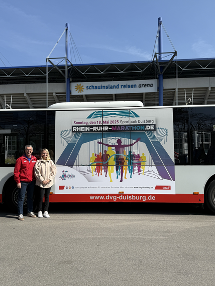 104 11 Kathrin Na und Uwe Busch bei der Vorstellung des Marathonbusses